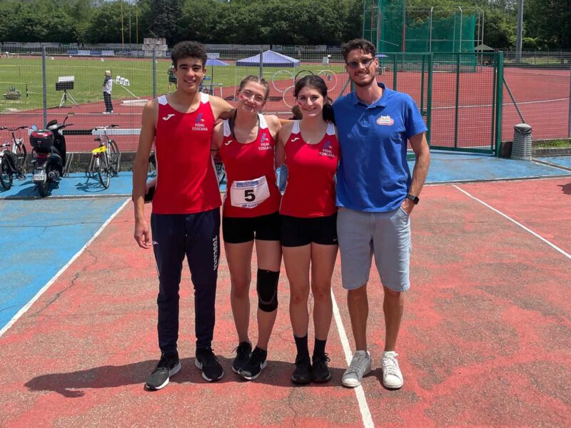 Tre ragazzi dell’Alga Atletica Arezzo in evidenza con la maglia della Toscana